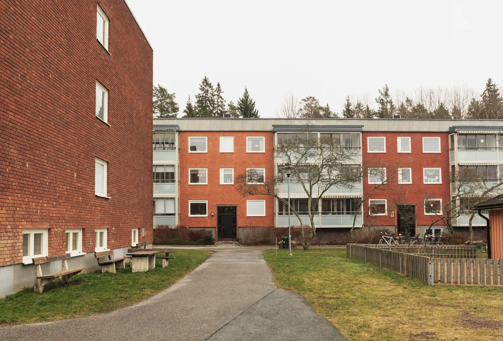 Flerbostadshus i tegel i Täby