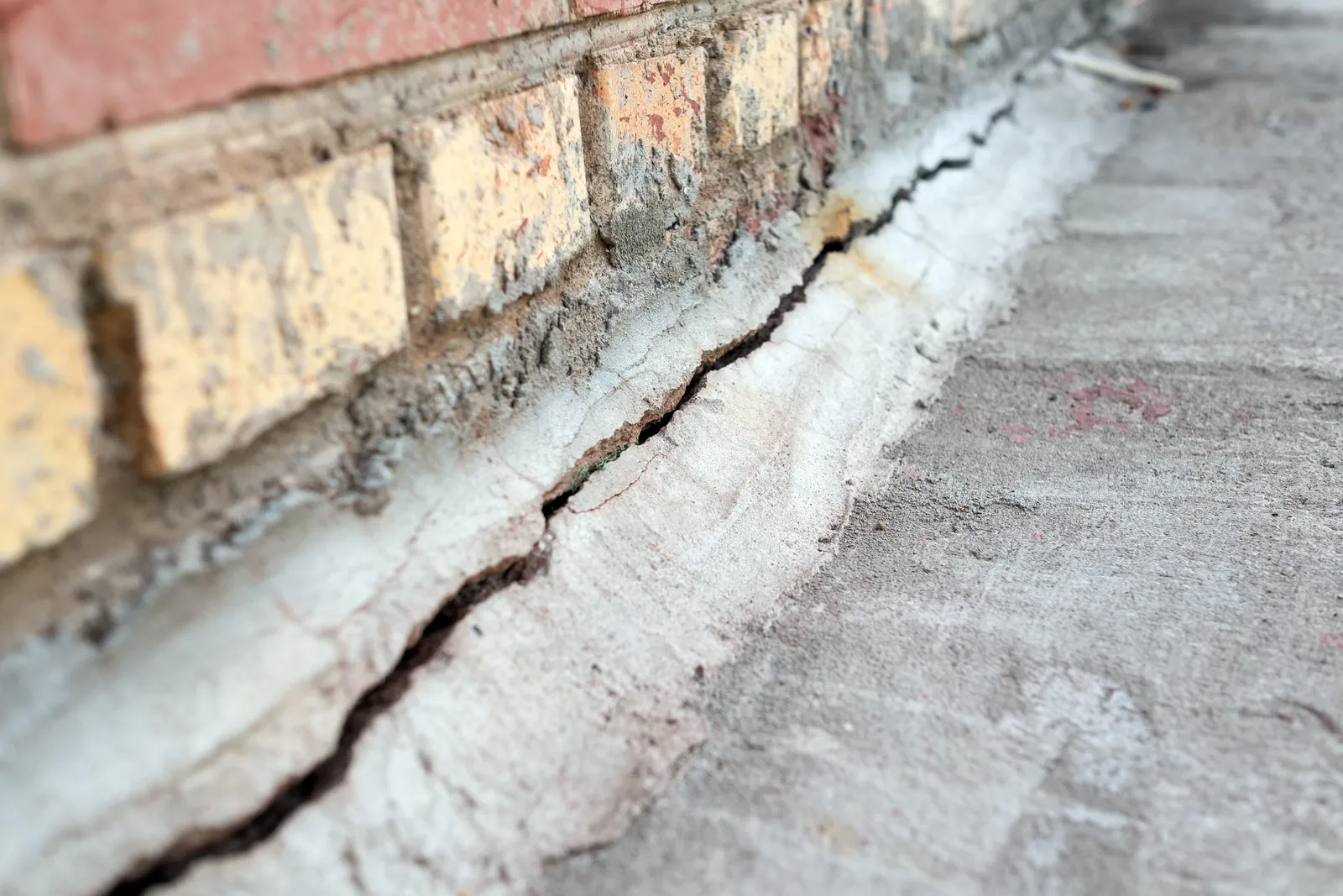 En spricka i husgrunden där markradon kan ta sig in