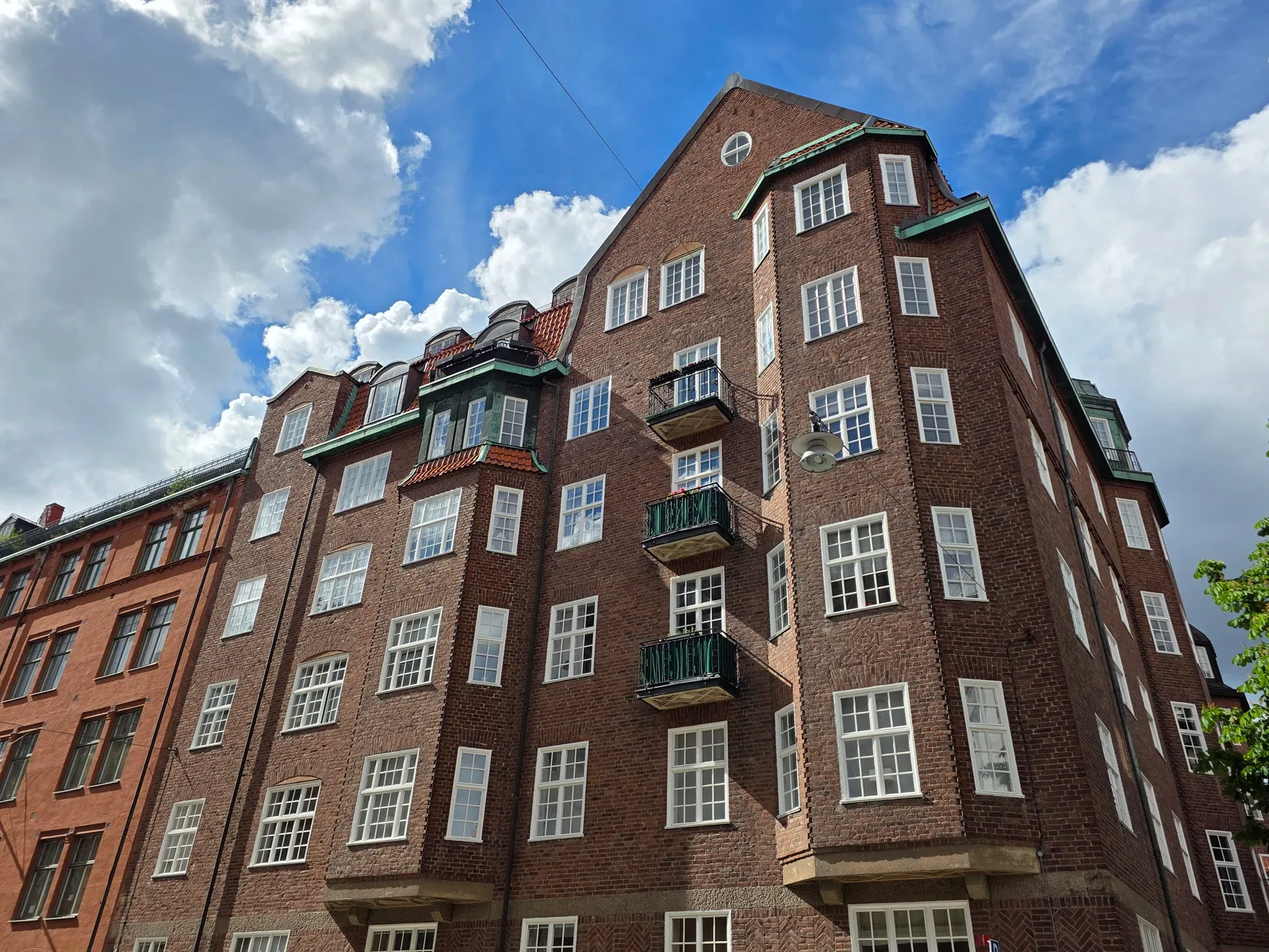 Ett flerbostadshus i tegel i Stockholm